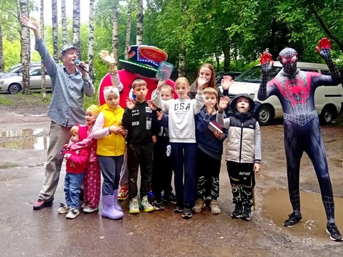 21 июня при поддержке Фонда во дворе дома по адресу Лепсе 35 прошёл Детский благотворительный праздник «Радости лета»!
